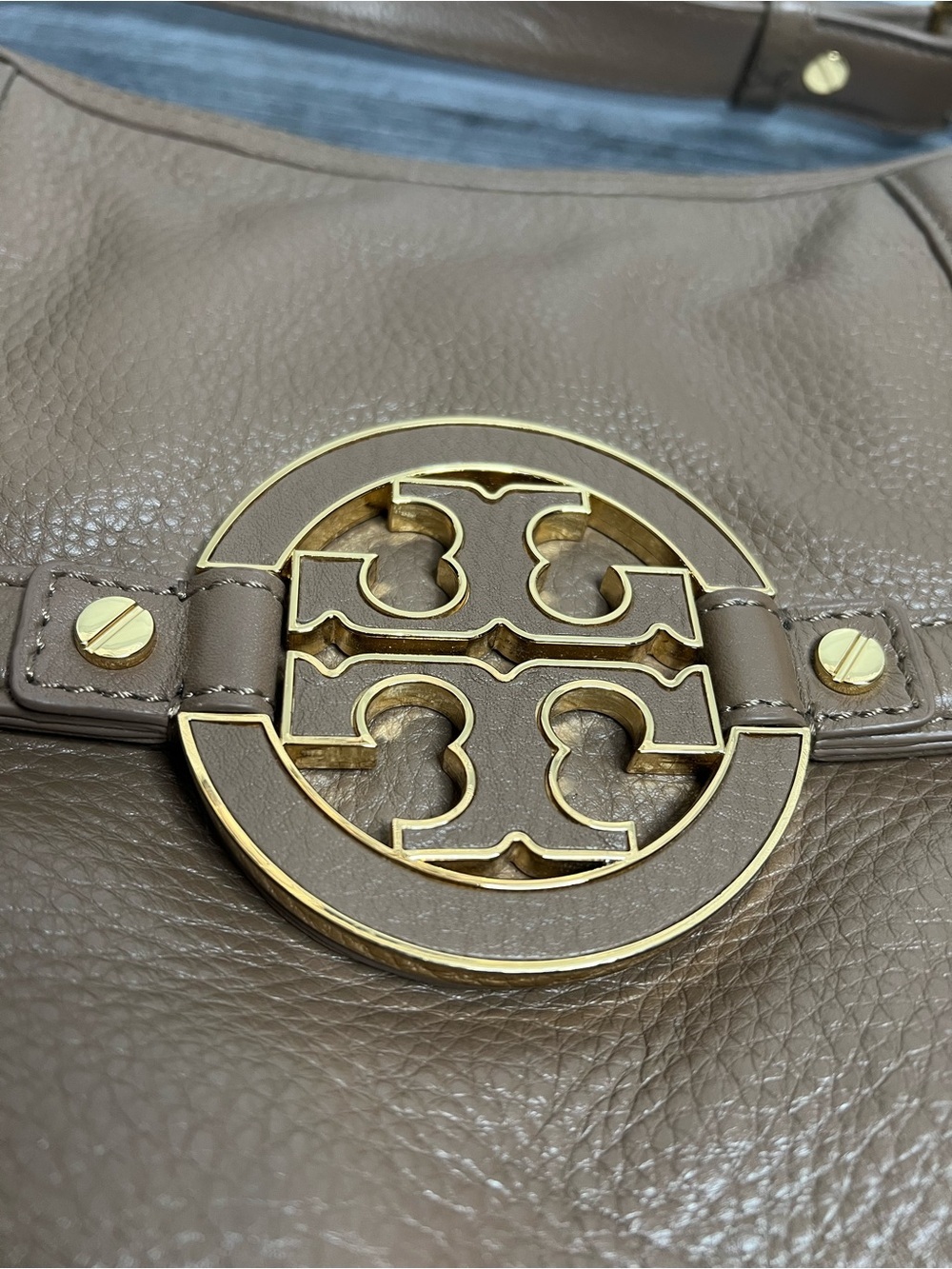 Tory Burch Taupe Pebbled Leather Shoulder Bag with Gold Logo - Picture 2 of 7
